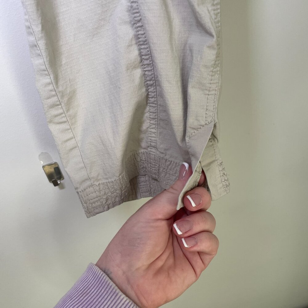 Women's Size 14 Chico's Cream Color Cargo Capris - Picture 9 of 14